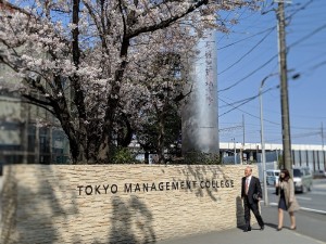 00100lPORTRAIT_00100_BURST20190406091214002_COVER